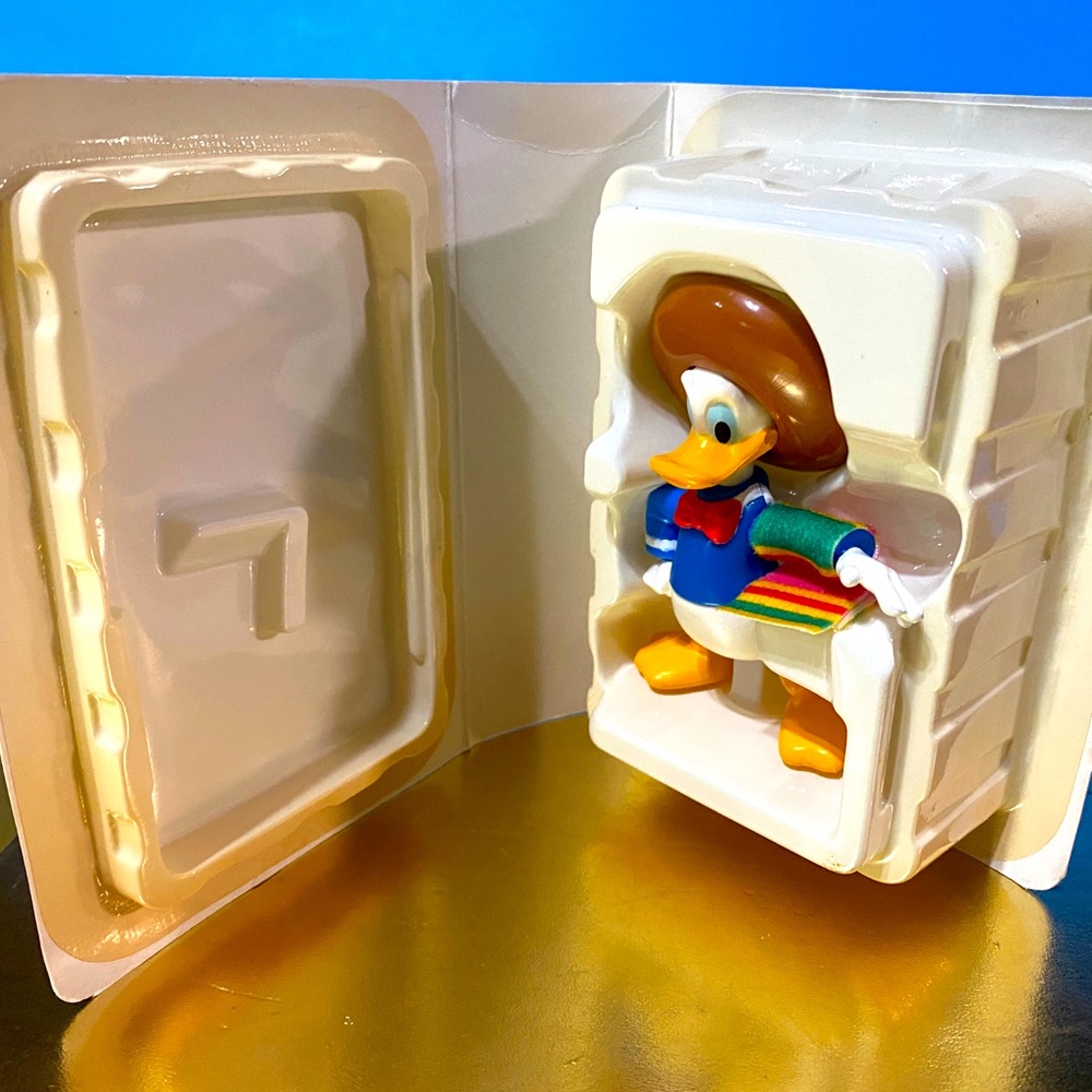 WALT DISNEY 1996 COLLECTIBLE MCDONALD’S THE THREE CABALLEROS MINI VHS CASE & TOY - Picture 9 of 10
